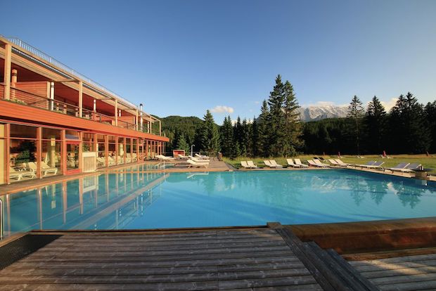 Am Fuß der Zugspitze und vor der grandiosen Bergkulisse von Wetterstein und Karwendel liegt das Hotel- und Wellness-Refugium "Das Kranzbach". Unzählige Wanderwege befinden sich direkt vor der Haustür. © Das Kranzbach