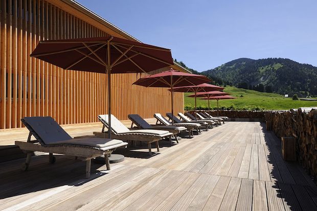 Sanfte grüne Hänge und anspruchsvolle Berggipfel prägen die Allgäuer Bergwelt um die Hubertus Alpin Lodge & Spa. Das neu renovierte, luxuriöse Hotel ist genau das richtige für Liebhaber von klaren Formen und Design. © Hubertus Alpine Lodge & Spa