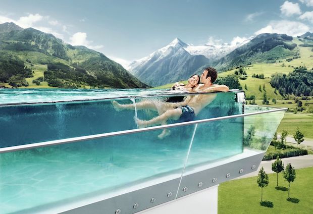 Von jedem Zimmer des Vier-Sterne Superior Resorthotels Tauern Spa Zell am See - Kaprun haben Gäste einen fantastischen Blick auf die Berge. In dieser Gegend sind die Wander-Möglichkeiten schier unbegrenzt, beispielsweise auf die Hohen Tauern oder zu den Pinzgauer Grasbergen. © TAUERN SPA Zell am See