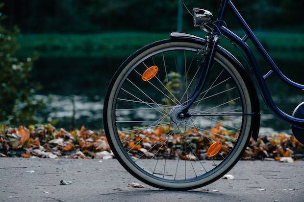 Die reflektierenden Lichter beim Fahrrad helfen Unfälle zu vermeiden. © freestocks.org/Unsplash