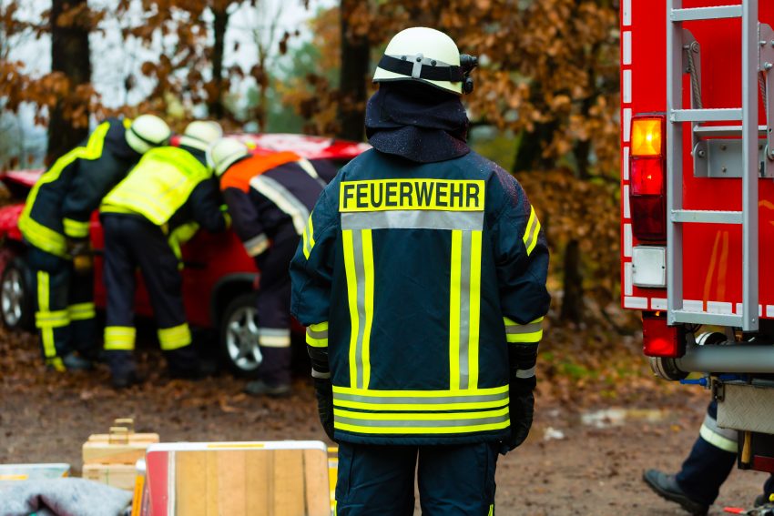 Feuerwehrmann im Einsatz (c) shutterstock.com/Kzenon