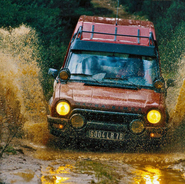 Talbot-Matra Simca Rancho durchfährt eine Matsch-Pfütze. © Talbo