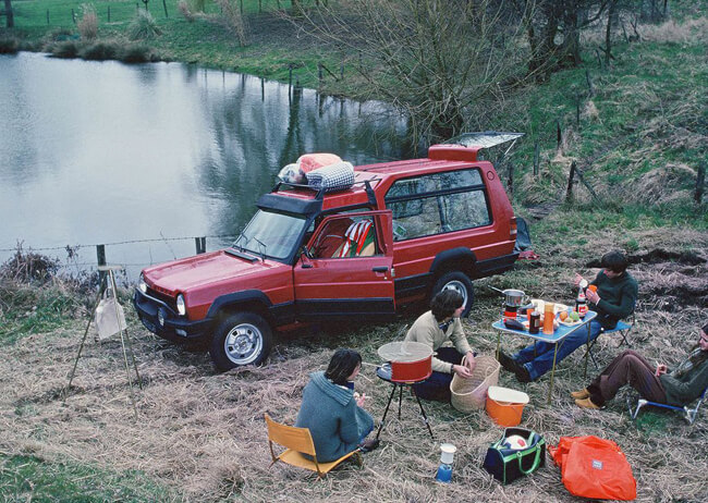 Leute machen ein Picknick vor dem Auto Talbot-Matra Simca Rancho. © Talbot