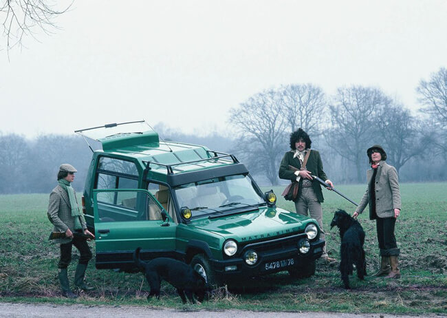 Jäger versammeln sich vor einem grünen Talbot-Matra Simca Rancho. © Talbot