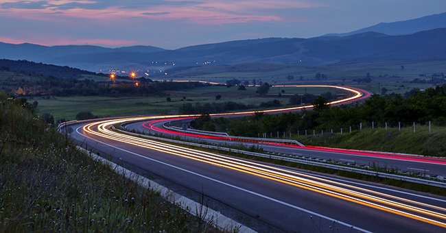 Lichtstreifen von Autos in der Dunkelheit. © unsplash.com