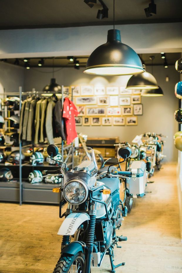 In der Dresdner Straße 132 werden die klassischen Motorräder in ebenso klassischem Ambiente präsentiert, dazu noch die umfangreiche Bekleidungs- und Zubehörlinie „Royal Enfield Gear“.© Florian Schulte