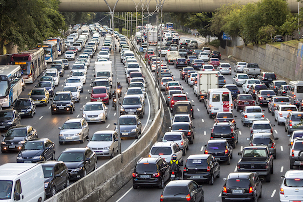 Carsharing-Modelle, Elektromobilität und fahrerlose Autos sind die Zukunft, um solche Szenarien zu vermeiden. ©shutterstock.com/Alf Ribeiro