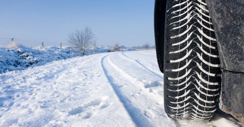 Auto mit Winterreifen auf einer schneebedeckten Straße. © shutterstock.com