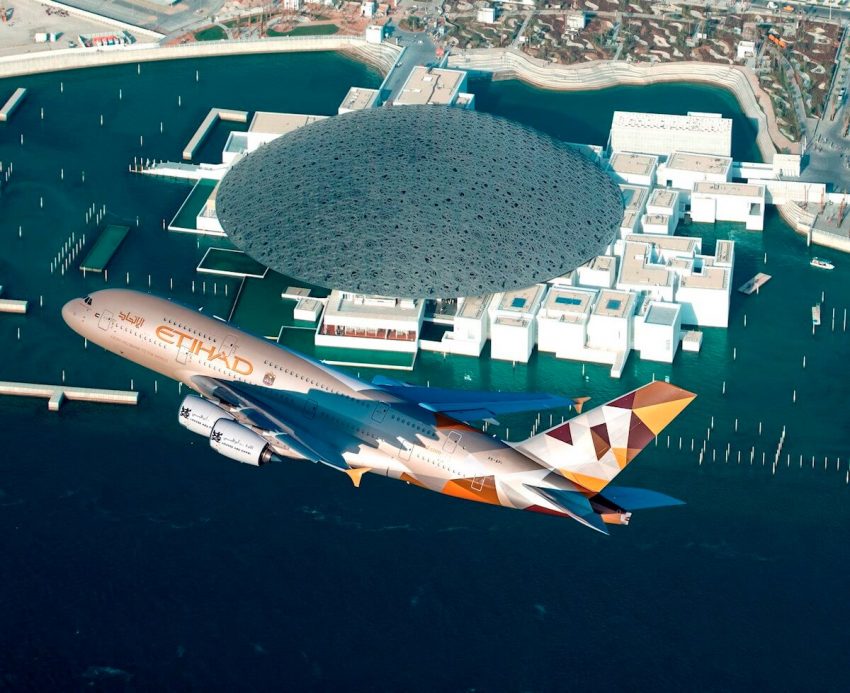 © Ein Airbus der Fluglinie Etihad Airways über dem neuen Louvre Abu Dhabi. © Etihad Airways