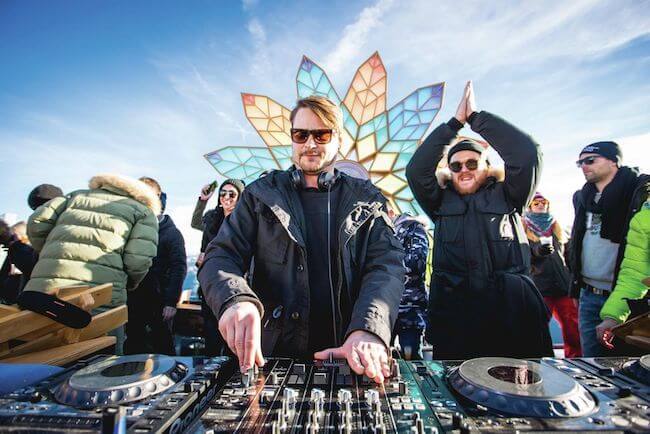 Leute feiern vor einem DJ-Pult. © Erik Schütz Goodby, saalbach.com