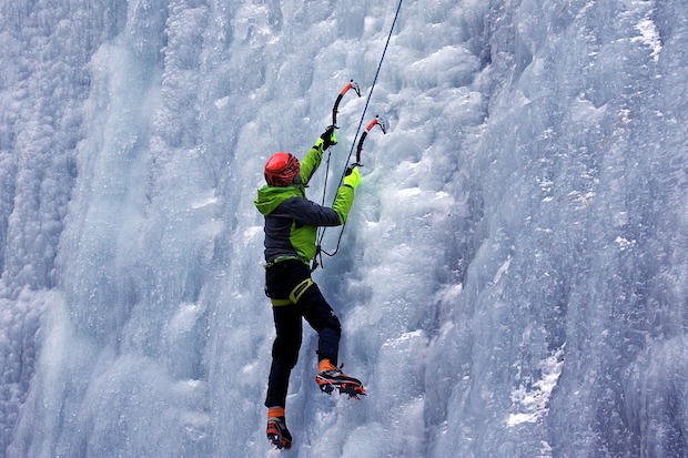 Gefrorene Wasserfälle und überfrorene Steilwände sind für das Eisklettern perfekt geeignet. ©pixabay.com