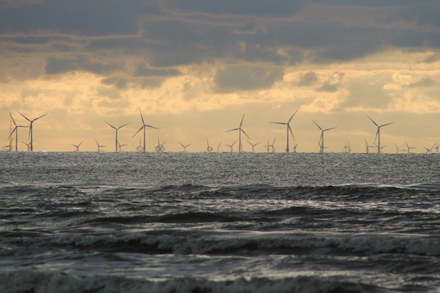 Die Standortwahl gehört zu den wichtigsten Entscheidungen für die Errichtung eines Windparks. Auch Offshore-Windparks werden immer häufiger. ©pixabay.com