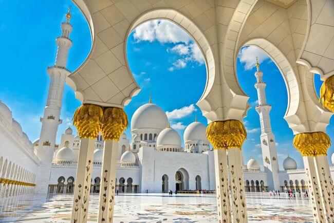 Moschee in den Vereinigten Arabischen Emiraten © Luciano Mortula LGM/Shutterstock 