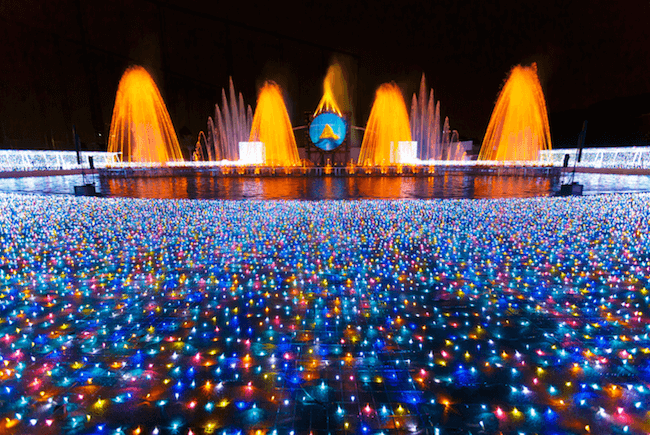 Farbenfrohe Lichtinstallation. © Yomiuri Land