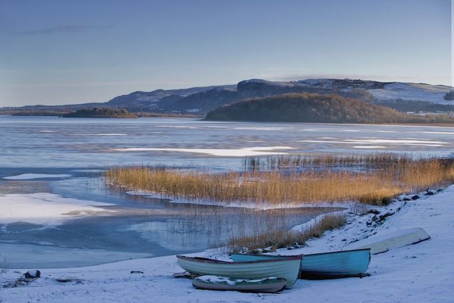 Die wilde Schönheit der umgebenden Fermanagh Lakelands mit ihrer Seenlandschaft des Lough Erne sollte man sich bei einem Nordirland-Besuch nicht entgehen lassen. © Tourism Ireland