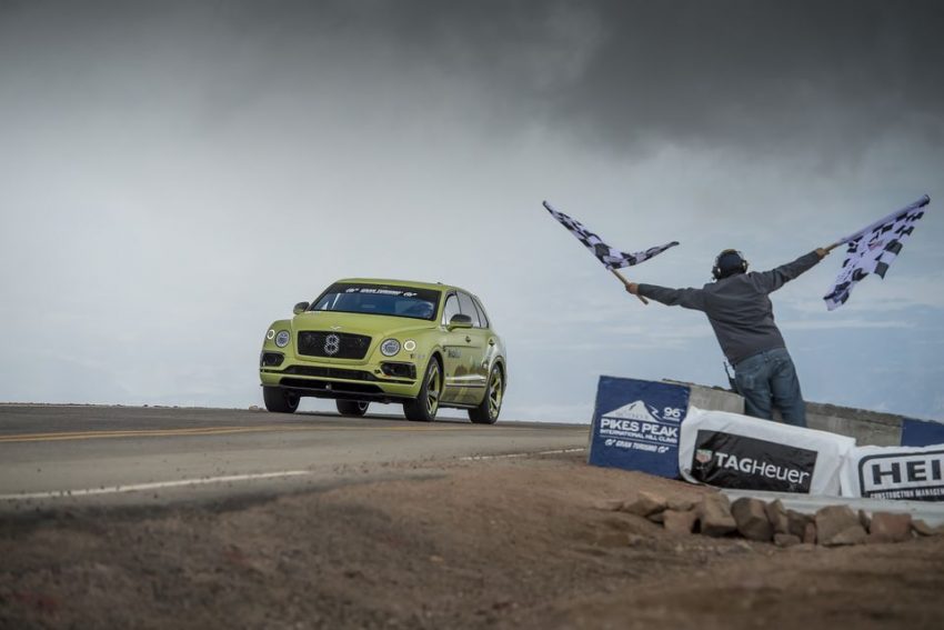 Am Weg zur Spitze: Mit einer Rekordzeit beim Pikes Peak Rennen in den USA unterstreicht Bentley die sportlichen Qualität seines Luxus-SUVs.© Bentley